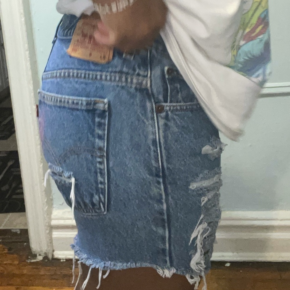 Womens Levi’s Ripped Shorts Size 13s - Picture 10 of 10